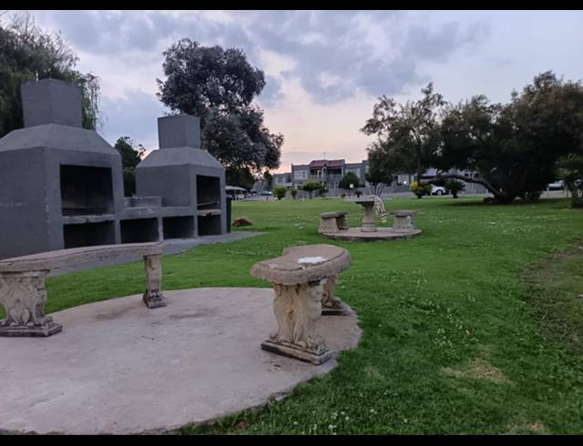 2 BEDROOM TOWNHOUSE FOR SALE IN MULBARTON